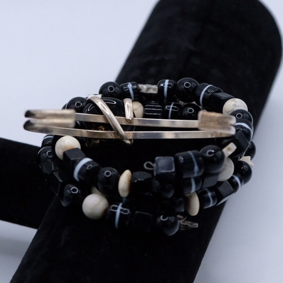 Gorgeous lightweight Bangles Beaded Art Market find with Metal details - Picture 9 of 13